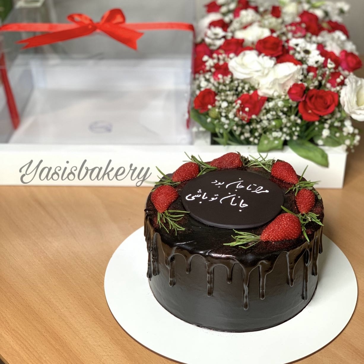 باکس کیک و گل قرمز و مشکی